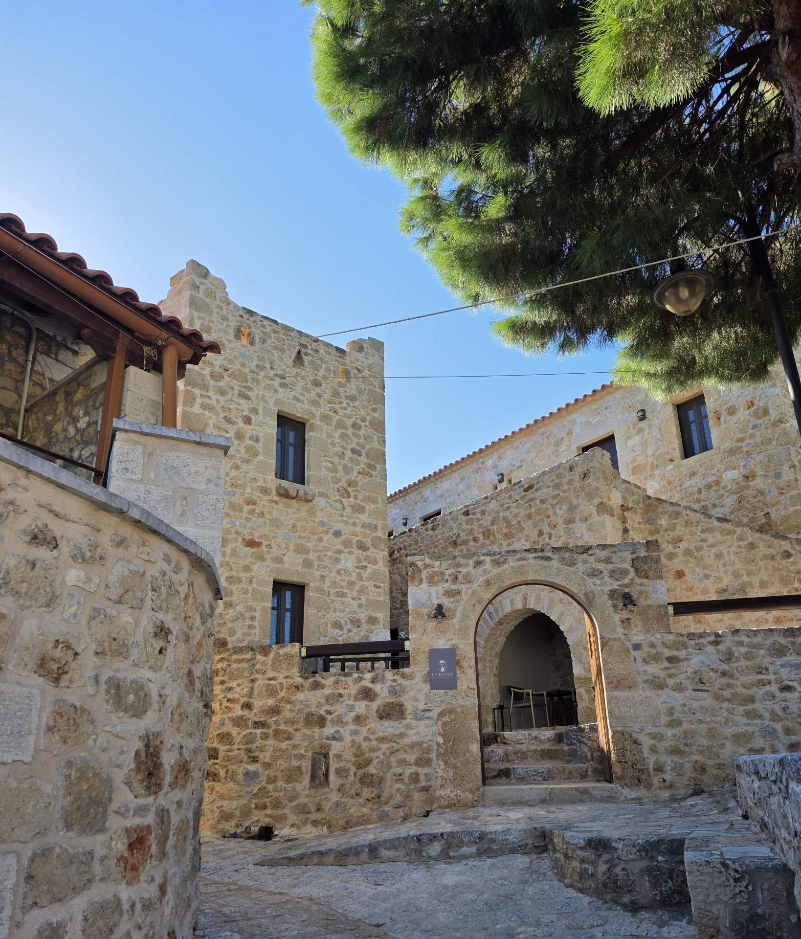 Πέτρινος παραδοσιακός ξενώνας στο Οίτυλο Λακωνίας από την ERGA Construction